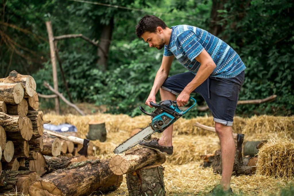 Plus écologique, cette puissante tronçonneuse électrique dépiaute son prix  à moins de 70 euros