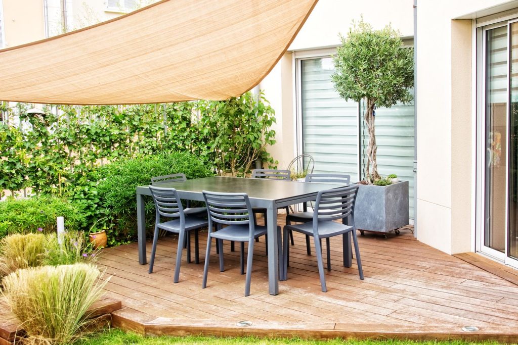 voile d'ombrage sur terrasse en bois