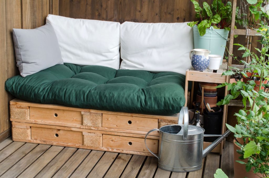 fauteuil terrasse en bois avec rangements DIY palettes