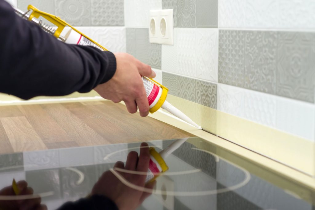 Guide pratique Enlever du silicone sur un plan de travail en toute simplicité