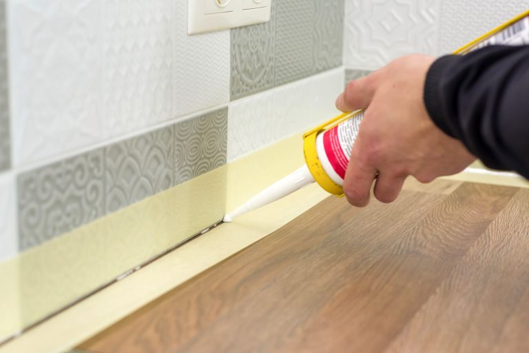 Guide pratique Enlever du silicone sur un plan de travail en toute simplicité
