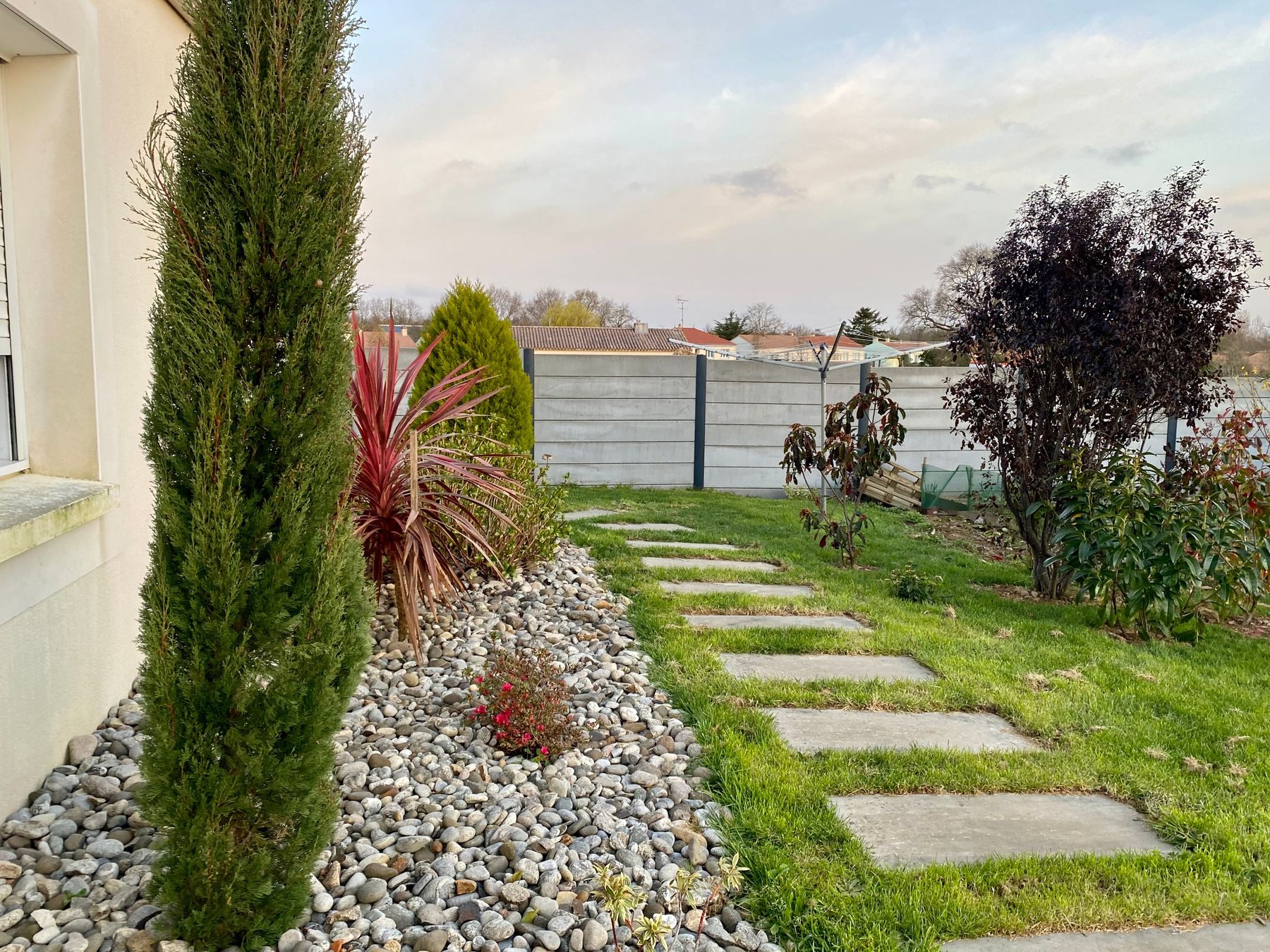 allée et bordure de jardin avec gravier