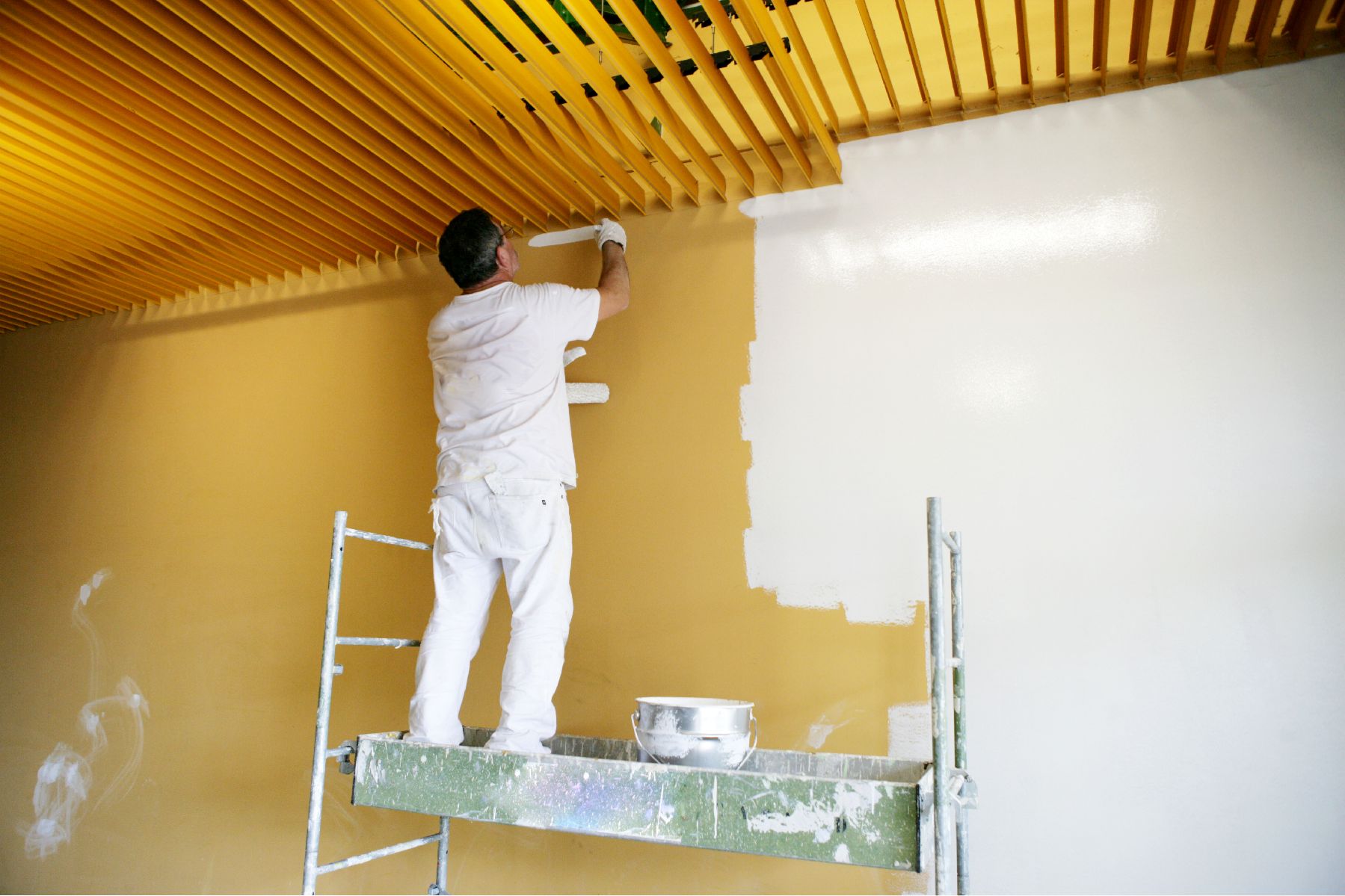 peintre fait un rechampi