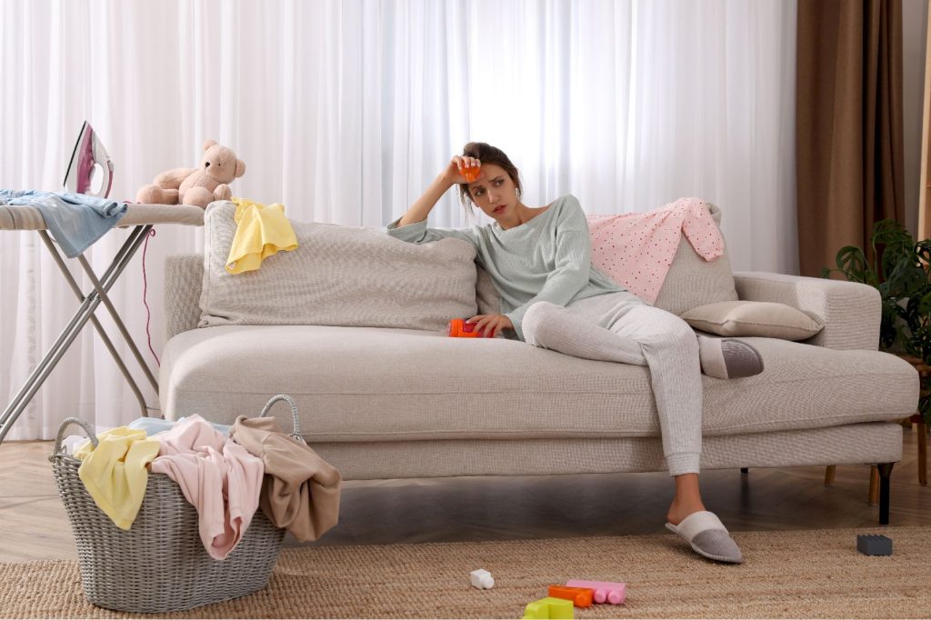 femme fatigué qui doit ranger
