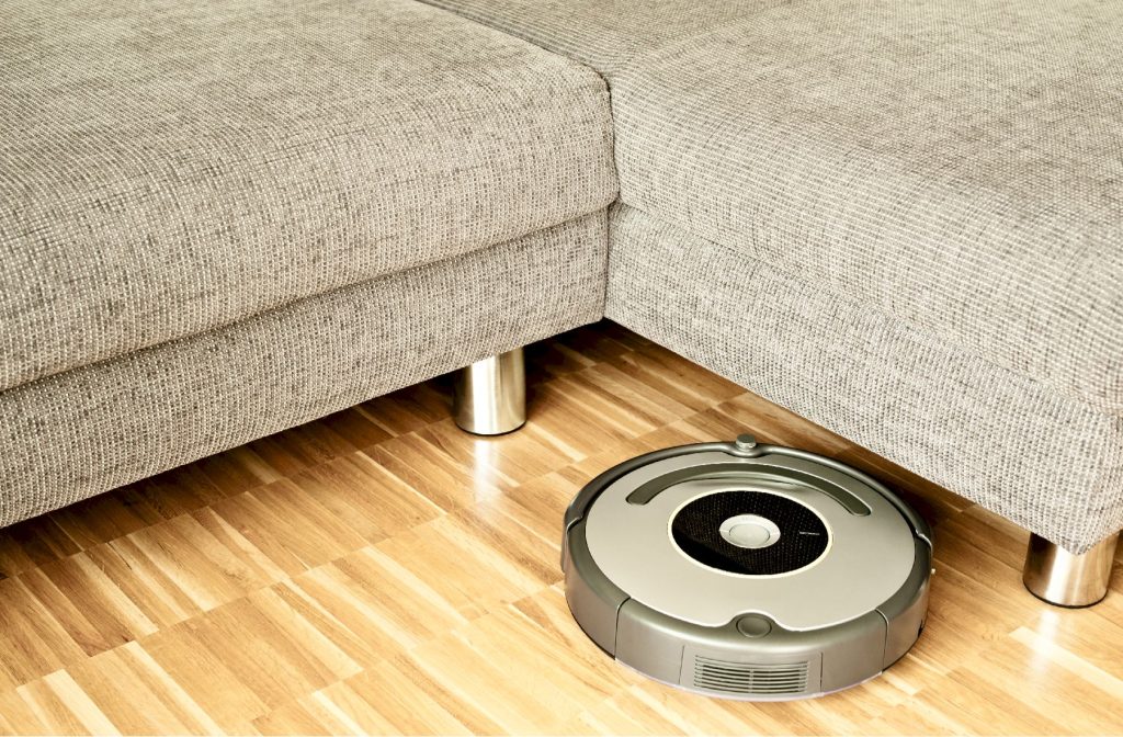 robot aspirateur qui travaille tout seul