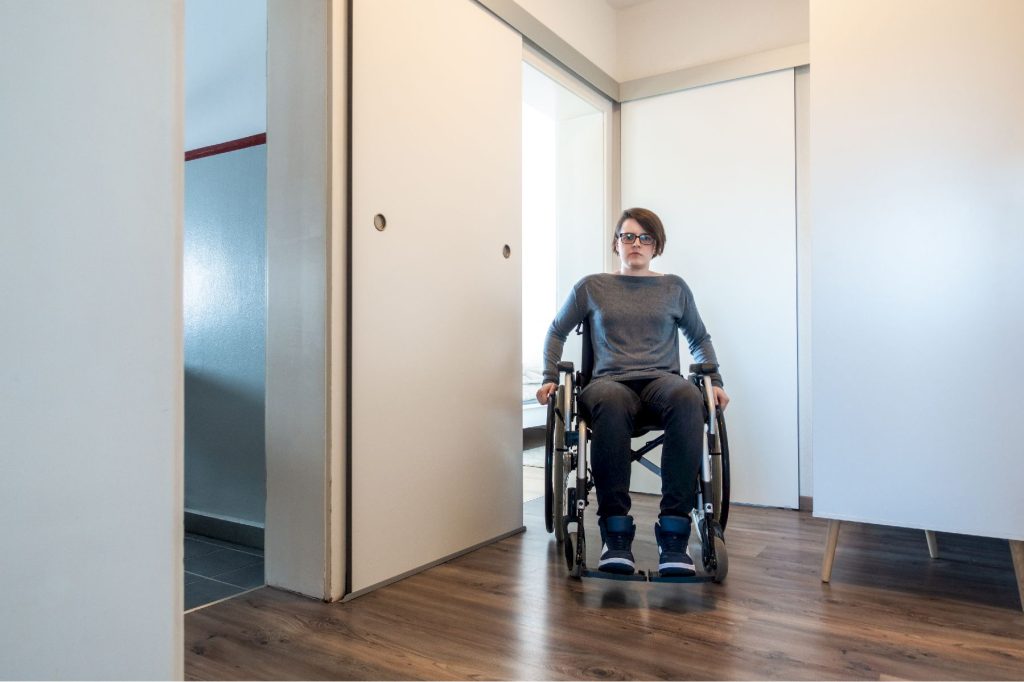 couloir adaptée à une personne en fauteuil roulant